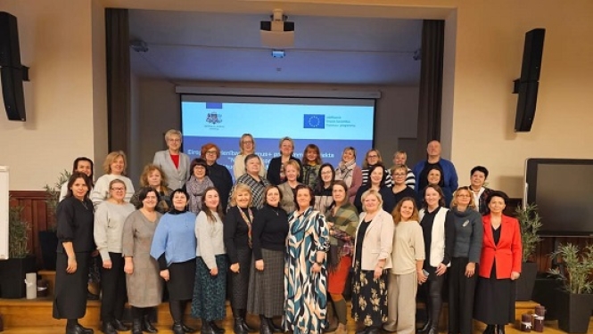 Pieaugušo izglītības koordinatoru profesionālās kompetences pilnveides semināra “Pieaugušo izglītības darba organizēšana un īstenošana pašvaldībā” dalībnieku kopbilde.