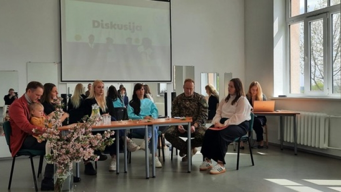 Diskusijas dalībnieki diskutē par kvalitatīvas izglītības veicināšanu.