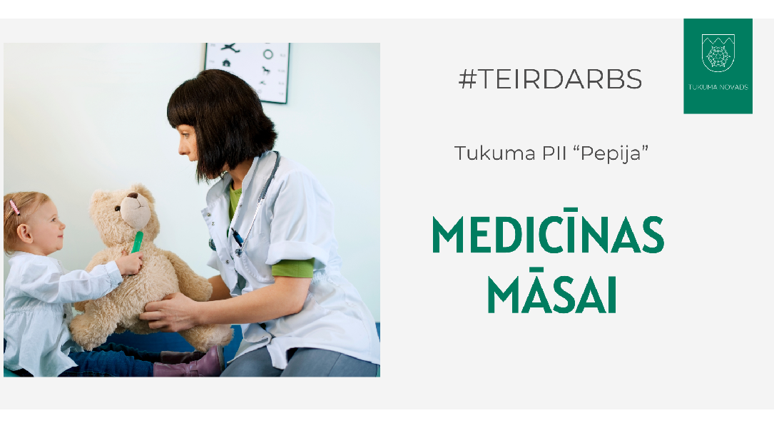 Medicīnas māsa sniedz lācīti bērnam