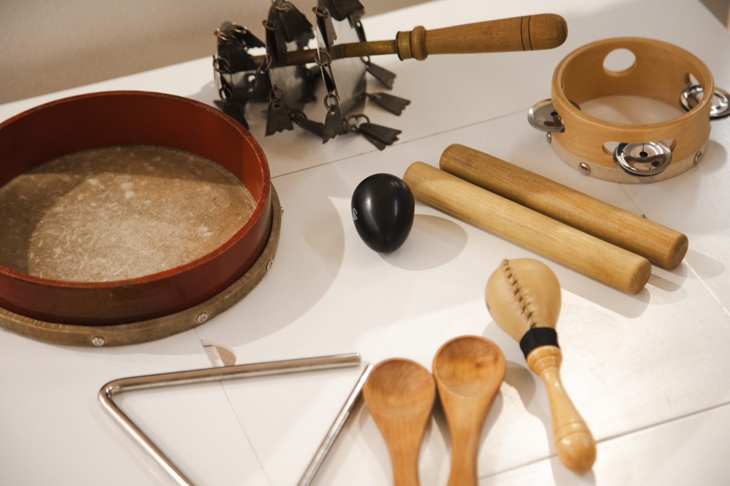 redzami vairāki tautiskie koka instrumenti