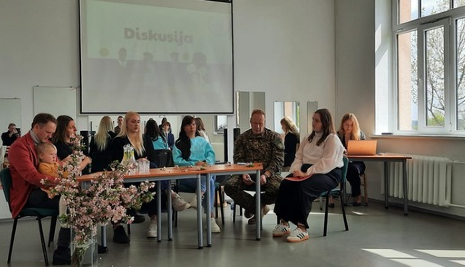 Diskusijas dalībnieki diskutē par kvalitatīvas izglītības veicināšanu.