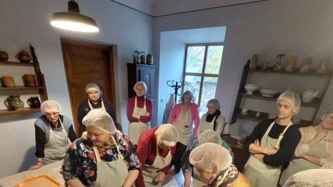 Pedagogi Džūkstes Pasaku muzejā piedalās ūdens klinģeru pagatavošanas meistarklasē.