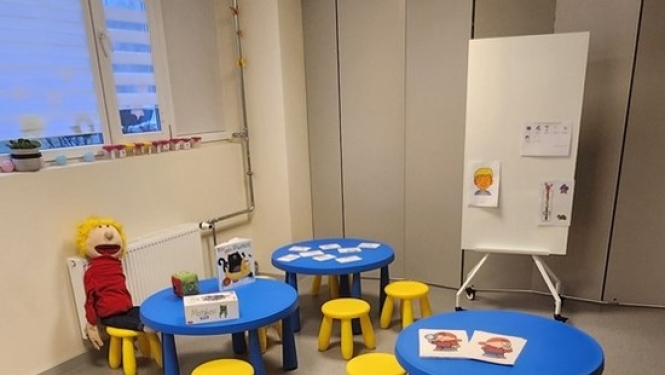 STOP 4-7 programmas norises telpa ar moderniem galdiem u.c. atbilstošu aprīkojumu.