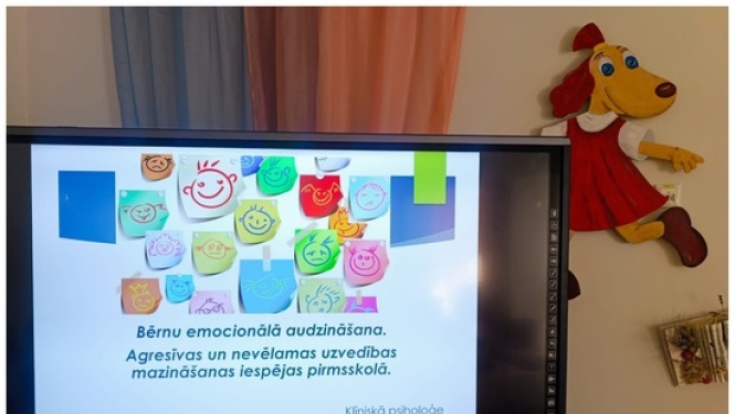 1. Slaids no pedagogu pilnveides kursiem bērnu emocionālajā audzināšanā; 2.Grāmatas par bērnu emocionālo audzināšanu.